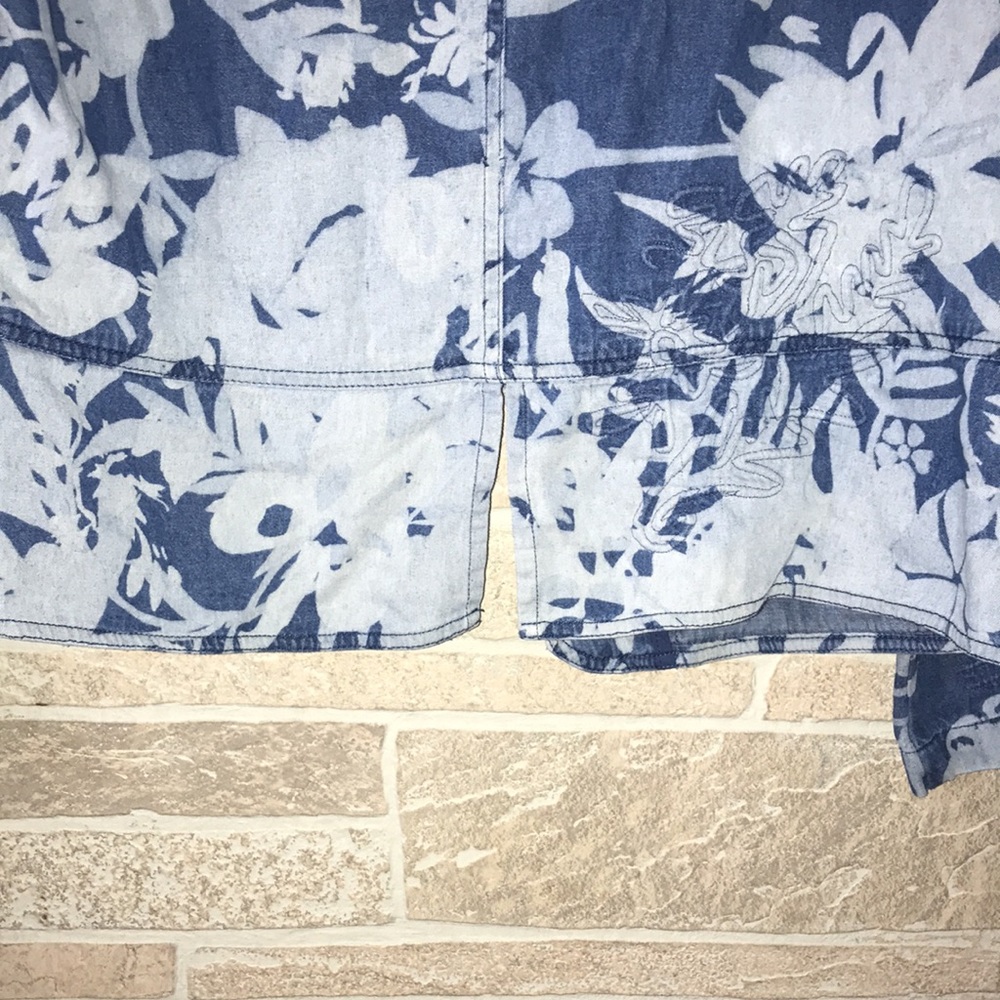 ✅Chico’s lightweight patterned Jean Jacket - Picture 6 of 10